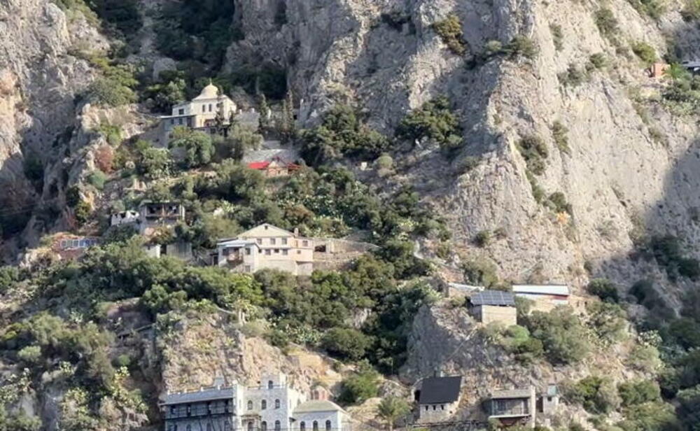 Ovo je najtajanstveniji deo Svete Gore: Čuva život sveden na tišinu (VIDEO)