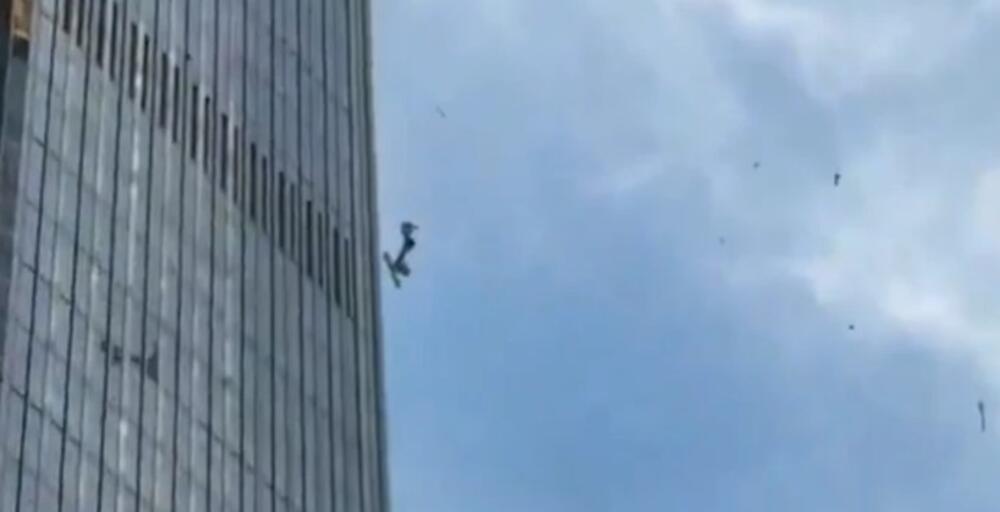"Bilo je glasnije od vatrometa" Avion se zakucao u jednu od najviših zgrada na svetu! Ljudi panično bežali (VIDEO)
