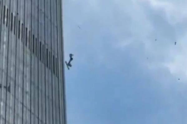 "Bilo je glasnije od vatrometa" Avion se zakucao u jednu od najviših zgrada na svetu! Ljudi panično bežali (VIDEO)