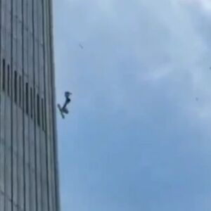 "Bilo je glasnije od vatrometa" Avion se zakucao u jednu od najviših zgrada na svetu! Ljudi panično bežali (VIDEO)