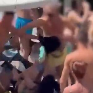 "SAMO JE ULETEO I POČEO DA JE TUČE": Makljaža zbog LEŽALJKI, ne zna se ko koga BIJE! 13-godišnjakinji POLOMLJEN NOS