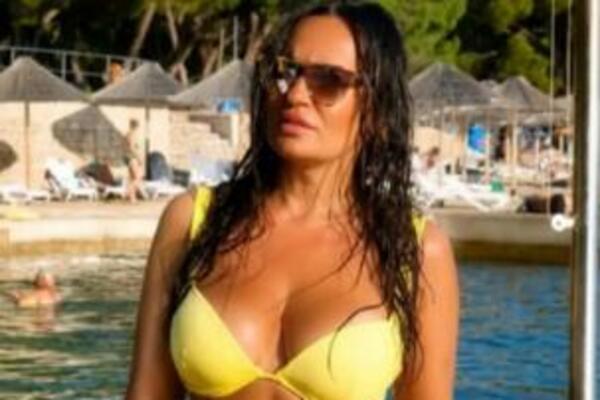 KAKAV AVION OD ŽENE! SKINULA SE PRIJINA KEVA (52)! Trljaćete oči na ZMIJSKO TELO, bikini joj STOJI KAO SALIVEN