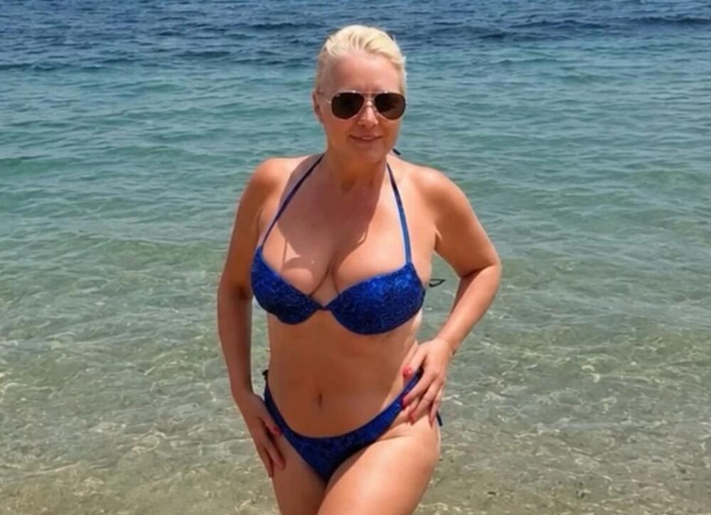 Srpska pevačica (51) počastila VRELINOM! Skinula se u mini plavi bikini i šokirala: "UZIMALA SAM 50.000 MARAKA..."