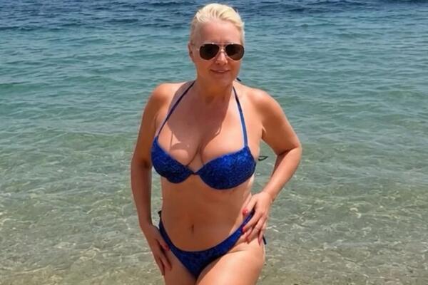 Srpska pevačica (51) počastila VRELINOM! Skinula se u mini plavi bikini i šokirala: "UZIMALA SAM 50.000 MARAKA..."