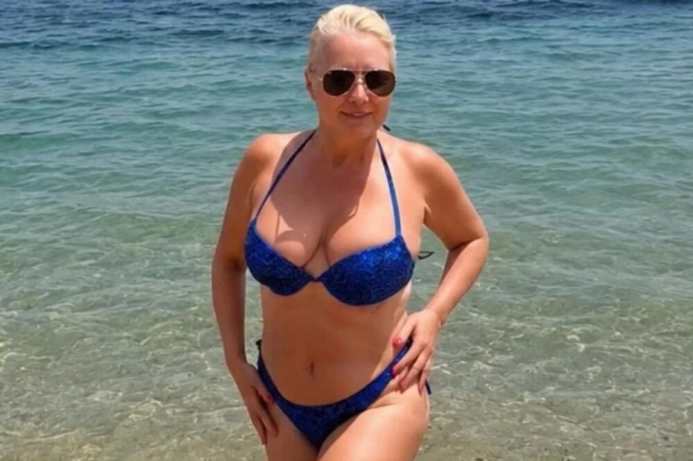 Srpska pevačica (51) počastila VRELINOM! Skinula se u mini plavi bikini i šokirala: "UZIMALA SAM 50.000 MARAKA..."
