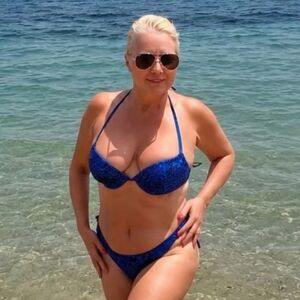 Srpska pevačica (51) počastila VRELINOM! Skinula se u mini plavi bikini i šokirala: "UZIMALA SAM 50.000 MARAKA..."
