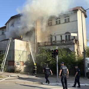 Buknuo veliki požar u širem centru Čačka! Ogroman plamen guta sve pred sobom, vatra zahvatila i poznatu zgradu