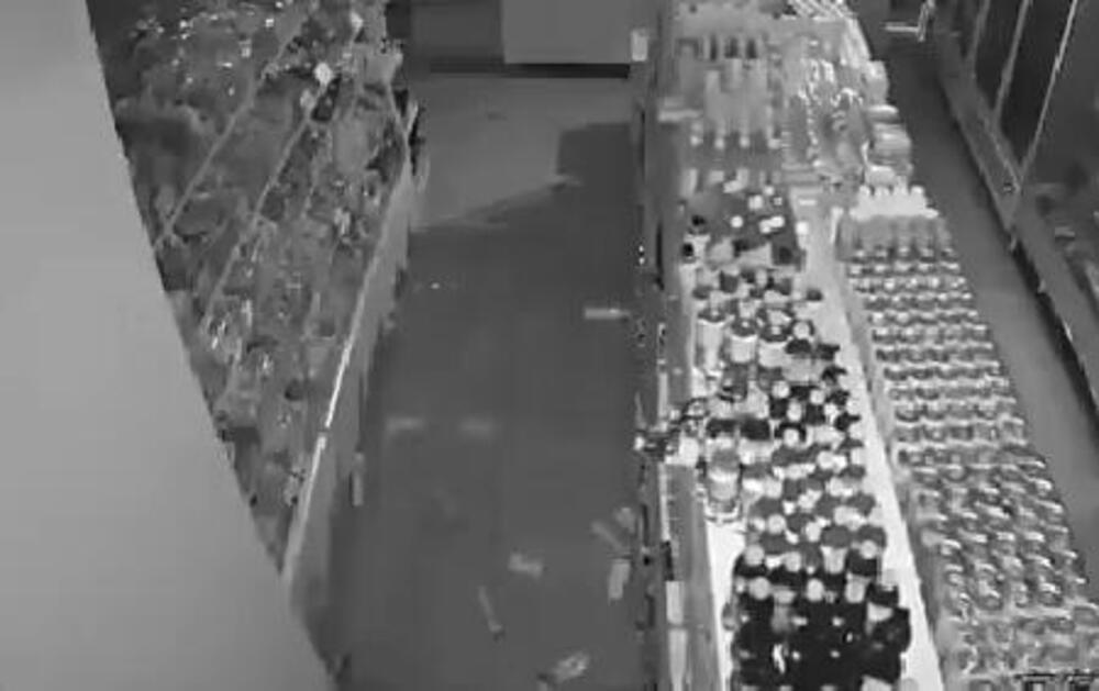 STVARI PADAJU SA POLICA, SVE SE TRESE KAO NENORMALNO! Dramatični snimci zemljotresa u Kini, ima povređenih (VIDEO)