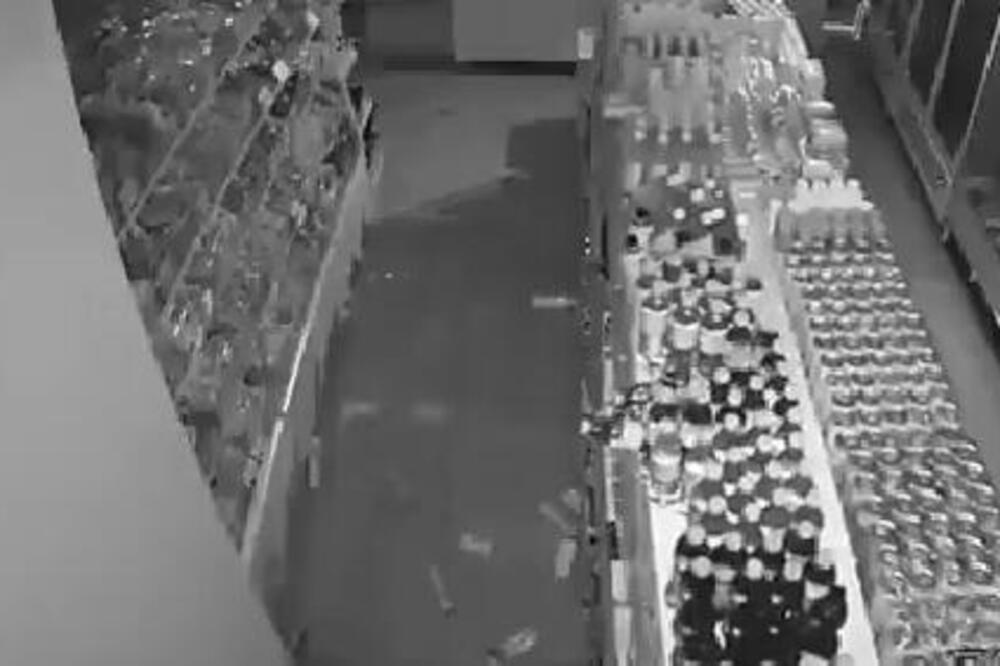 STVARI PADAJU SA POLICA, SVE SE TRESE KAO NENORMALNO! Dramatični snimci zemljotresa u Kini, ima povređenih (VIDEO)