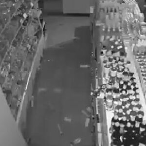 STVARI PADAJU SA POLICA, SVE SE TRESE KAO NENORMALNO! Dramatični snimci zemljotresa u Kini, ima povređenih (VIDEO)