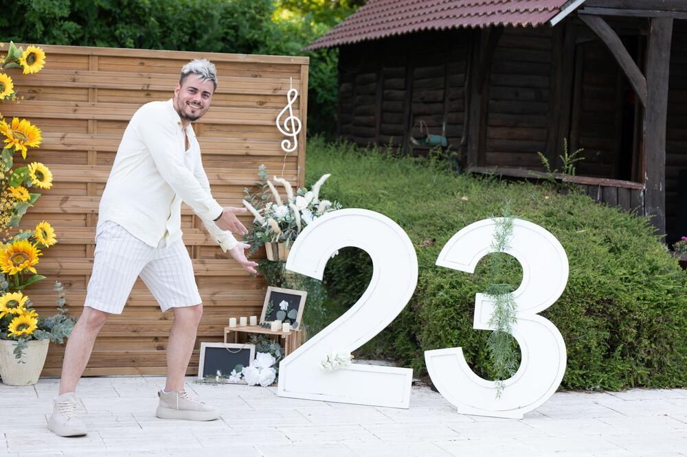 TORTA, GOSTI I PEVAČ ZAVRŠILI U BAZENU! Ovakvu proslavu rođendana još niste videli! Sve se desilo u LUKSUZNOJ vili