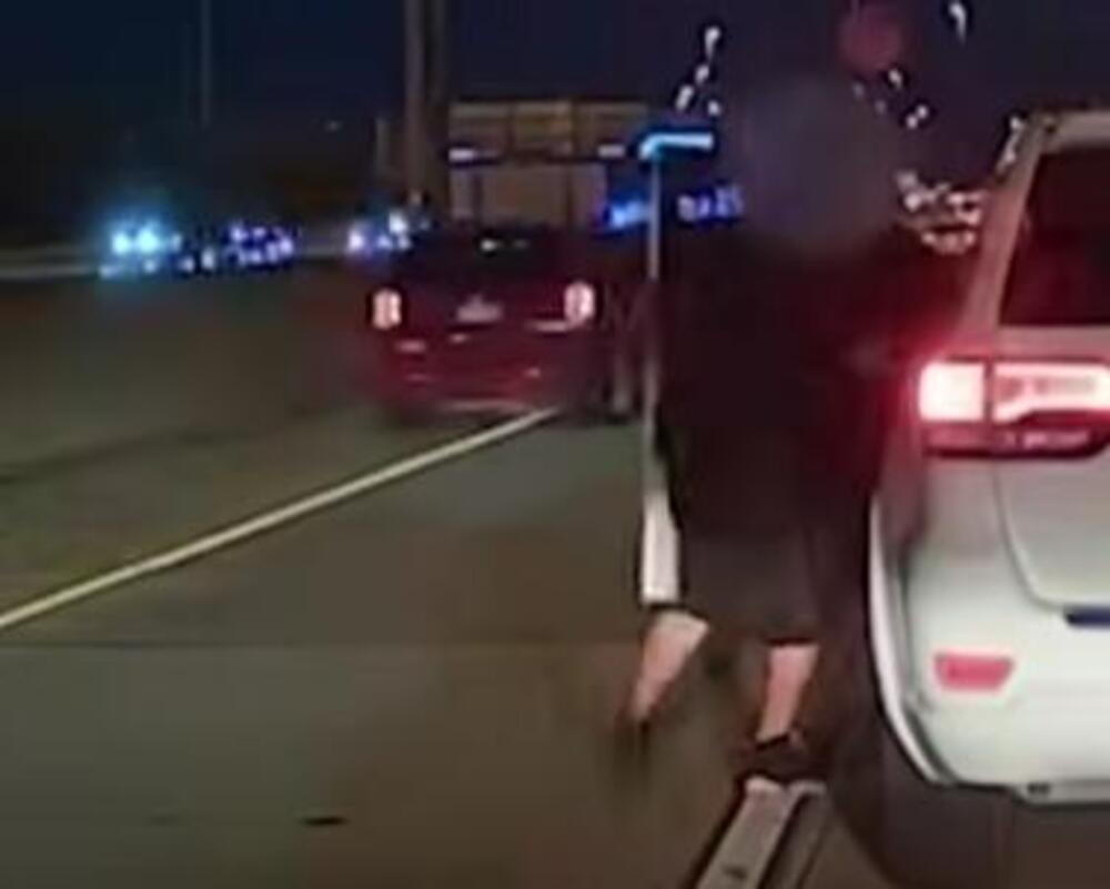 NASRED AUTO-PUTA ŠČEPAO ŽENU ZA KOSU, PA JE IZBACIO PRED AUTOMOBILE U PUNOJ BRZINI! Svet zanemeo od šoka - UŽAS!