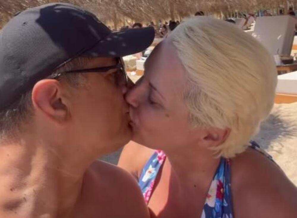 NIJE IM PALO NA PAMET KO IH GLEDA: Maji i njenom dragom POPUSTILE KOČNICE nasred plaže, ne puštaju jedno drugo