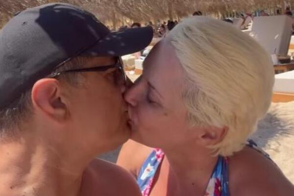 NIJE IM PALO NA PAMET KO IH GLEDA: Maji i njenom dragom POPUSTILE KOČNICE nasred plaže, ne puštaju jedno drugo