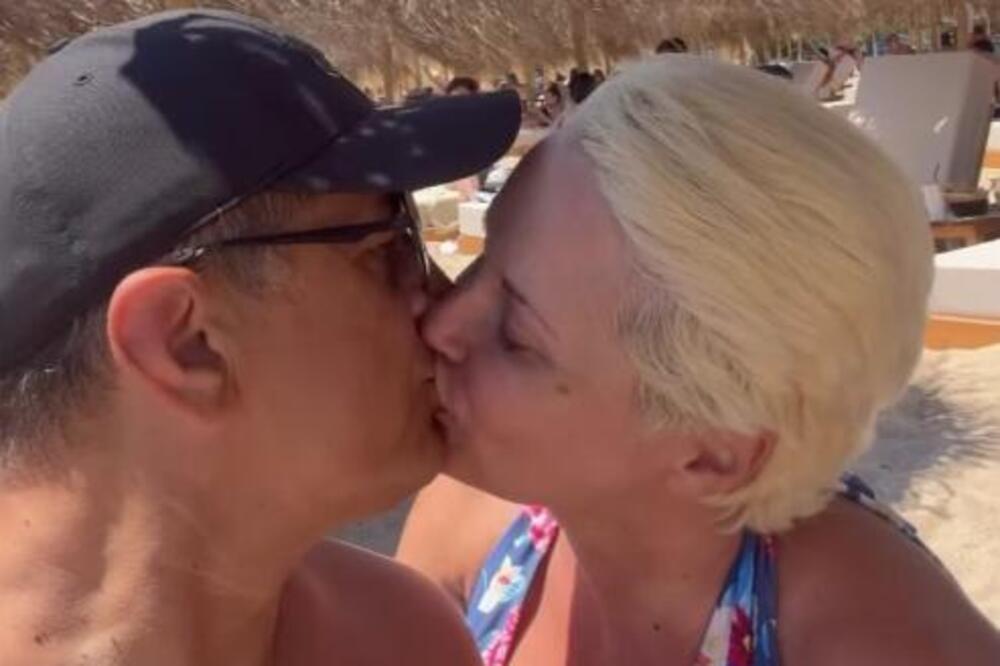 NIJE IM PALO NA PAMET KO IH GLEDA: Maji i njenom dragom POPUSTILE KOČNICE nasred plaže, ne puštaju jedno drugo