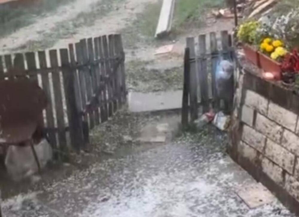 (FOTO/VIDEO) VREMENSKA APOKALIPSA! U ovom gradu su izmerena 52 stepena: A malo severnije GRAD TUČE KAO LUD!