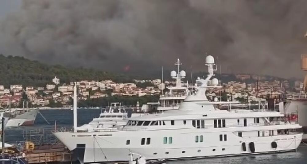 Ogroman požar zahvatio ostrvo u Hrvatskoj: Vatra buknula nakon snažnog nevremena, ide pravo ka kućama! (VIDEO)