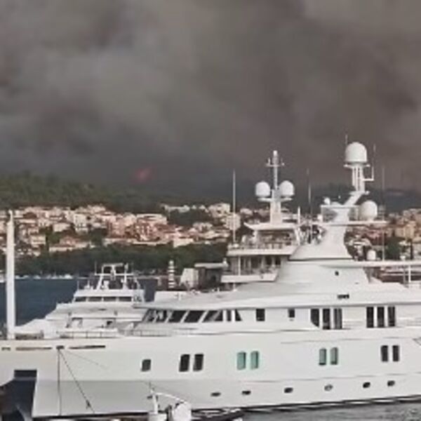Ogroman požar zahvatio ostrvo u Hrvatskoj: Vatra buknula nakon snažnog nevremena, ide pravo ka kućama! (VIDEO)