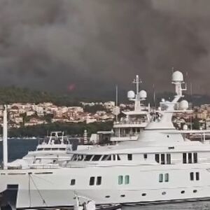 Ogroman požar zahvatio ostrvo u Hrvatskoj: Vatra buknula nakon snažnog nevremena, ide pravo ka kućama! (VIDEO)