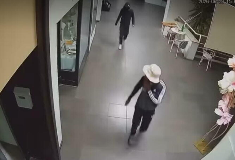 Dvojica mladića opljačkali TC "Piramida" tokom noći: Kamere sve zabeležile, evo šta su ukrali! (VIDEO)