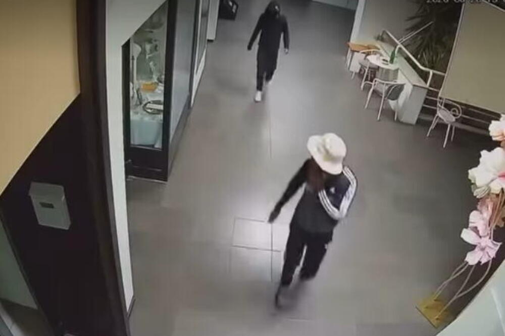 Dvojica mladića opljačkali TC "Piramida" tokom noći: Kamere sve zabeležile, evo šta su ukrali! (VIDEO)