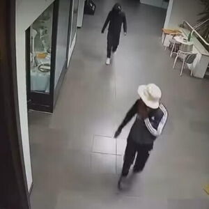 Dvojica mladića opljačkali TC "Piramida" tokom noći: Kamere sve zabeležile, evo šta su ukrali! (VIDEO)