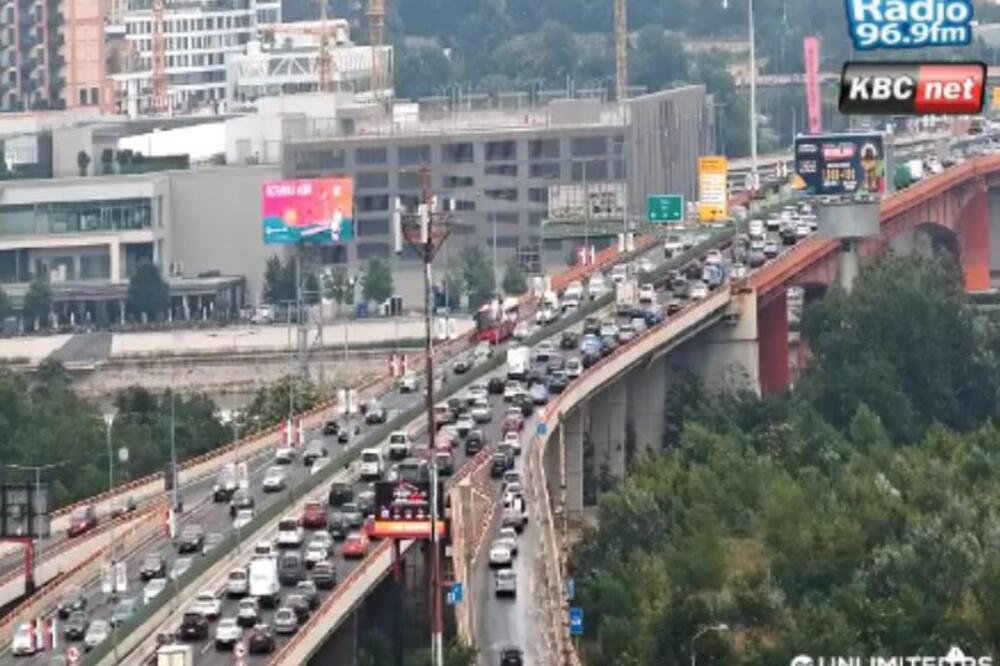 Kolaps od ranog jutra u Beogradu, gužve sa svih strana: Na ovim mestima nema igla gde da padne, kritično je (FOTO)