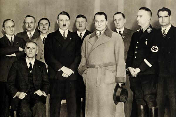 ON JE JEDINI KOJI JE HITLERA ZVAO "ADOLF", A FIRER MU DAO PIŠTOLJ DA SE UBIJE! Izbrisan je iz ISTORIJE, a JEDNO...