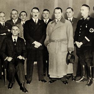 ON JE JEDINI KOJI JE HITLERA ZVAO "ADOLF", A FIRER MU DAO PIŠTOLJ DA SE UBIJE! Izbrisan je iz ISTORIJE, a JEDNO...