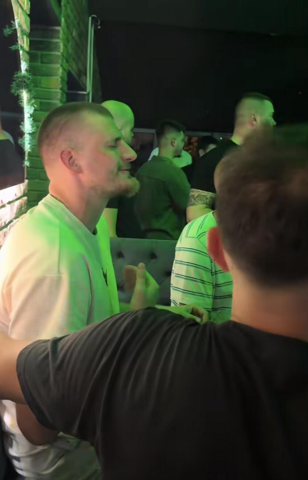 JOKIĆ KAPITEN IZVEO KOŠARKAŠE SRBIJE U KAFANU: Jedna pesma je posebno pogodila najboljeg na svetu (Video)