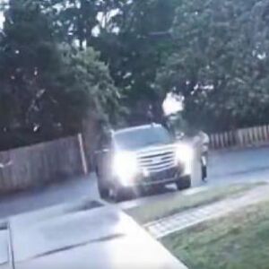 ŽENU UDARIO GROM ISPRED CRKVE, pala kao pokošena! Bio je toliko jak da je RAZNEO DRVO, isplivao ŠOK SNIMAK! (VIDEO)