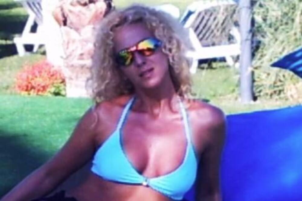 MAJKO MILA, KAKVA MAČKA: Ima 56 i izgleda bolje od duplo mlađih, plavi bikini istakao PRIRODNE OBLINE, prava bomba