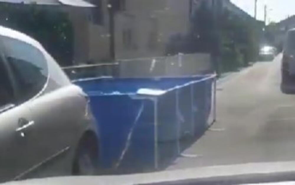 MA DA LI JE OVO MOGUĆE?! Hrvatica prešla igricu, POSTAVILA BAZEN NA ULICU JER U DVORIŠTU NIJE BILO MESTA (VIDEO)