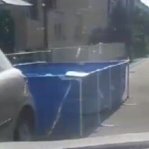 MA DA LI JE OVO MOGUĆE?! Hrvatica prešla igricu, POSTAVILA BAZEN NA ULICU JER U DVORIŠTU NIJE BILO MESTA (VIDEO)