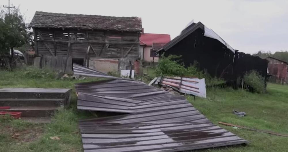 "KUĆA SE RUŠILA, DRŽALI SMO PROZORE DA NE ISPADNU!" Jako nevreme napravilo haos, grad urnisao ovo mesto u Srbiji