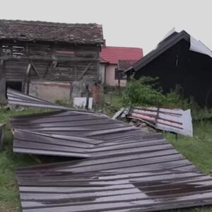 "KUĆA SE RUŠILA, DRŽALI SMO PROZORE DA NE ISPADNU!" Jako nevreme napravilo haos, grad urnisao ovo mesto u Srbiji