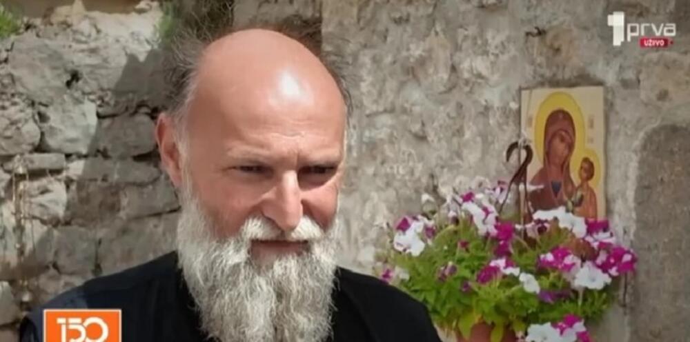 Otac Jovan kao pustinjak živi na crnogorskom ostrvu: Za društvo ima 2 galeba, a talasi od 7 metara su mu barikada
