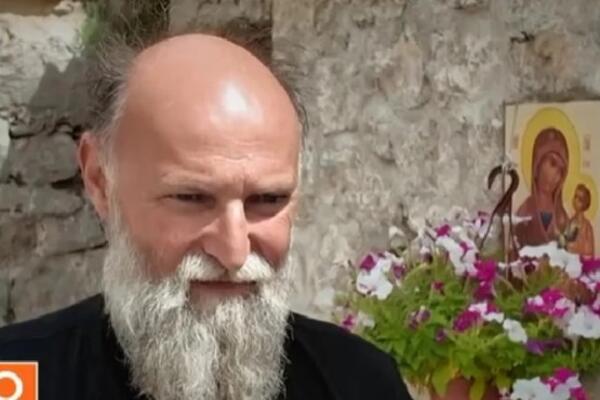 Otac Jovan kao pustinjak živi na crnogorskom ostrvu: Za društvo ima 2 galeba, a talasi od 7 metara su mu barikada