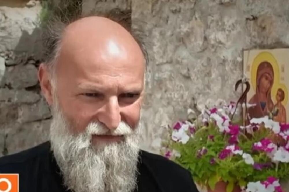 Otac Jovan kao pustinjak živi na crnogorskom ostrvu: Za društvo ima 2 galeba, a talasi od 7 metara su mu barikada