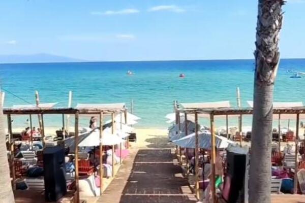 Drama na jednoj od najlepših plaža u Grčkoj: Dečak iz Srbije nagazio na otrovnu ribu, spasiteljka sprečila najgore
