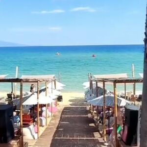 Drama na jednoj od najlepših plaža u Grčkoj: Dečak iz Srbije nagazio na otrovnu ribu, spasiteljka sprečila najgore