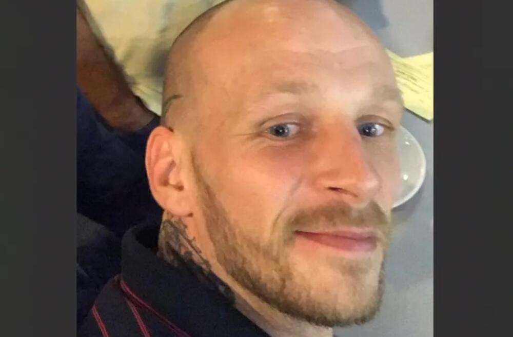 Bokser pravio haos tokom leta, PUTNICI I POSADA MORALI DA GA VEŽU! Umro odmah po sletanju, NIKOME NIJE JASNO ZAŠTO