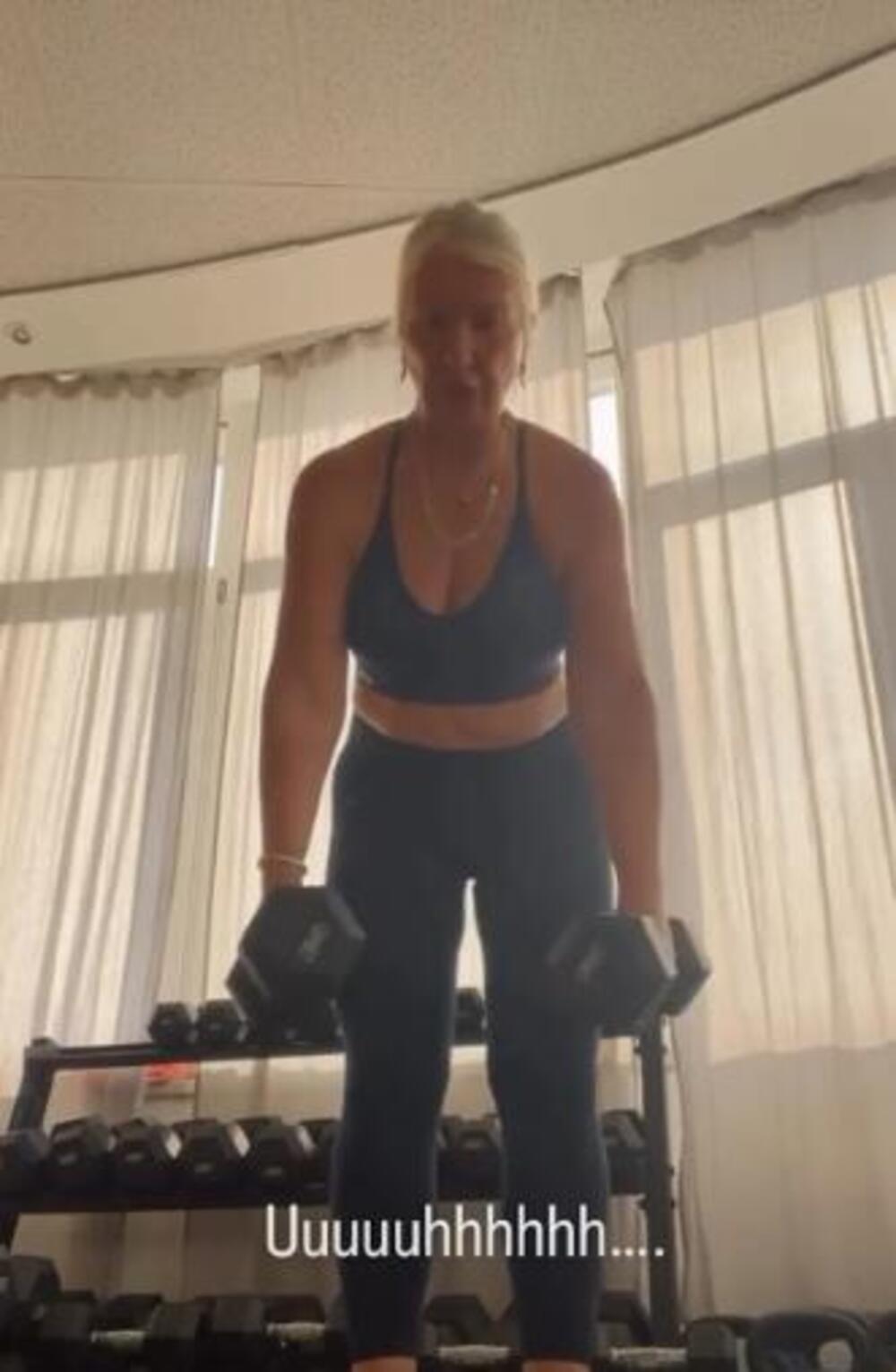 (FOTO) UDOVICA PEVAČA KAO RAMBO U TERETANI! Snimak dok radi RUKE zapalio mreže! Za nevericu