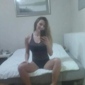 JAO MAJKO! Bivša Modelsica (44) se RAŠIRILA po krevetu, pa krenula da MENJA POZE! Ako vas sad NE STREFI INFARKT...