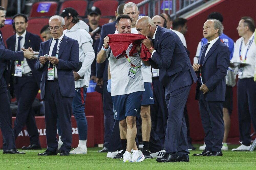 Roberto Martinez, selektor Portugala ljubi dres sa brojem 21 Dioga Žote posle pobede nad Hrvatskom i plasmana u osminu finala Svetskog prvenstva 2026. godine
