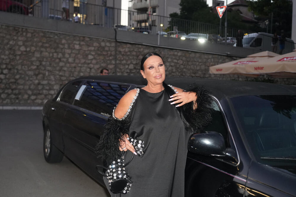 "SVET JE OKRUTAN I PUN MRŽNJE" Marta Savić na meti jezivih komentara zbog izgleda! "Ni sebi ne izgledam kao sa 30"