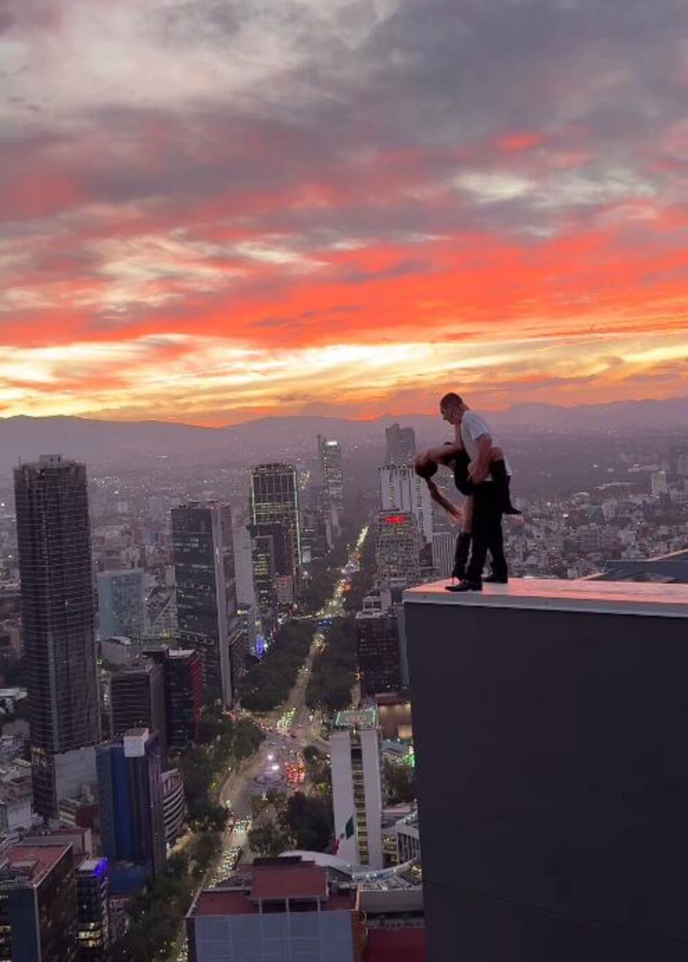 ANĐELA I IVAN POMERILI GRANICE, A EVO KO SU ZAPRAVO! Veridba na "VRHU NJUJORKA" oduvala celu planetu (VIDEO)