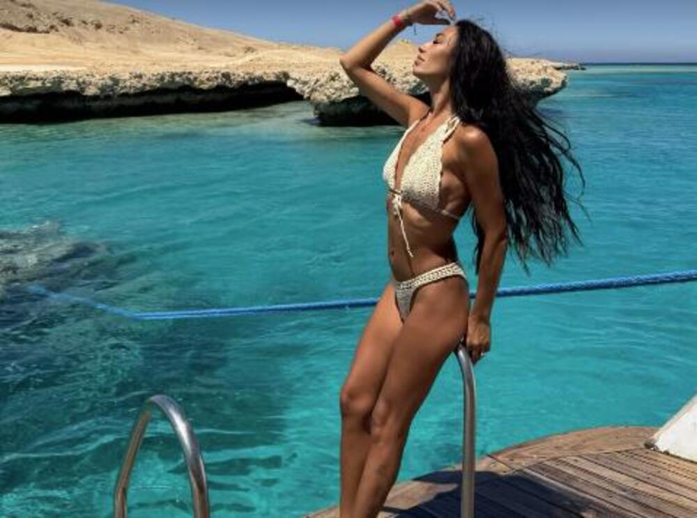 STEVINA 30 GODINA MLAĐA ŽENA POKAZALA KAKVA JE BOMBA: Beli bikini pokazao sve šta treba, DOBRA JE SA SVIH STRANA