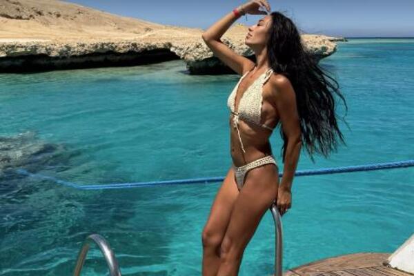 STEVINA 30 GODINA MLAĐA ŽENA POKAZALA KAKVA JE BOMBA: Beli bikini pokazao sve šta treba, DOBRA JE SA SVIH STRANA