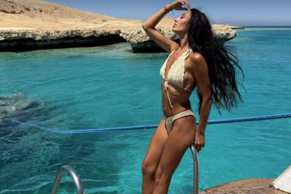 STEVINA 30 GODINA MLAĐA ŽENA POKAZALA KAKVA JE BOMBA: Beli bikini pokazao sve šta treba, DOBRA JE SA SVIH STRANA